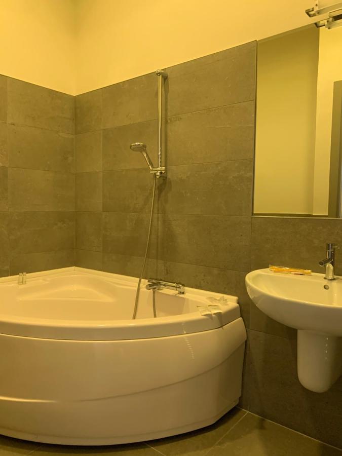 Palazzo 41 Rental Rooms San Pietro Vernotico Exterior foto