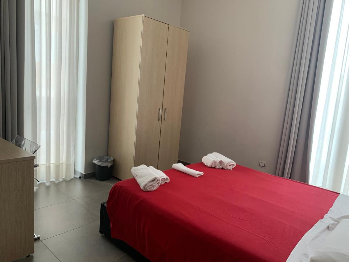 Palazzo 41 Rental Rooms San Pietro Vernotico Exterior foto